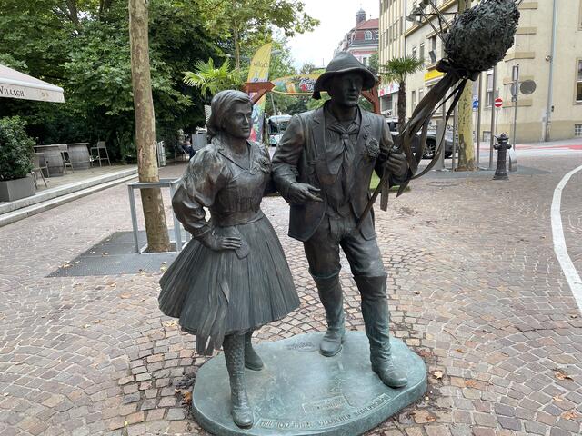Nicht nur während dem Villacher Kirchtag ein beliebtes Fotomotiv: Das Trachtenpärchen in Bronze am 8.-Mai-Platz. | Foto: MeinBezirk.at
