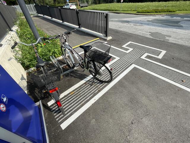 Alte Radständer, irritierendes Blindenleitsystem.