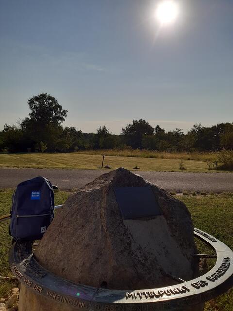 Der Mittelpunktstein lädt zum Verweilen ein. | Foto: Christian Szauer
