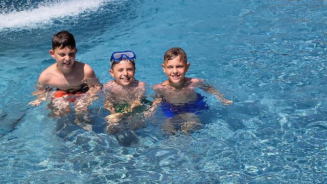 Ab ins kühle Nass: Elijah, Jannik und Finn nutzen die Möglichkeiten im Freibad Oberwart, um sich abzukühlen. | Foto: Kata Mórocz