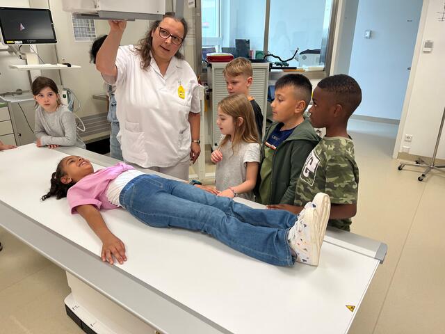 Die Kinder zu Besuch im Krankenhaus. | Foto: Krankenhaus Braunau