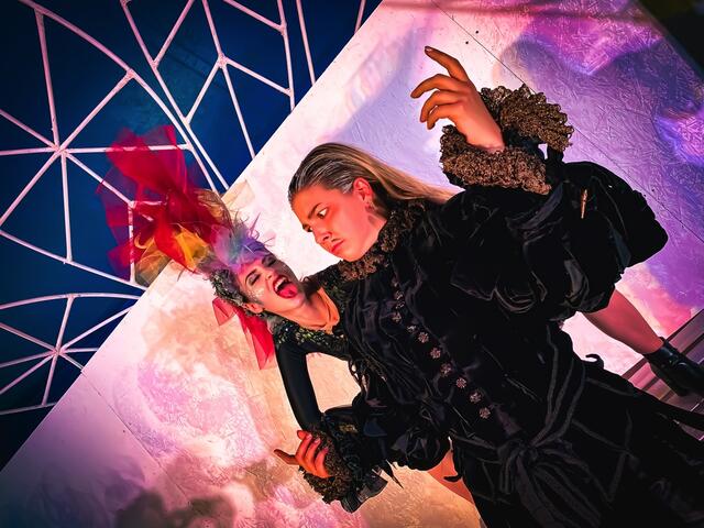 Als Hauptdarstellerinnen unter den rund 200 Kindern, Jugendlichen und Erwachsenen, sind heuer Florine Schnitzel als Shakespeare und Cornelia Mooswalder als Puck zu sehen.  | Foto: Wandelbühne