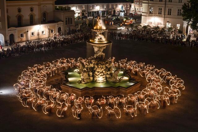 Im Rahmen des Fest zur Festspieleröffnung findet ab 22.30 Uhr der Fackeltanz am Residenzplatz statt.  | Foto: Franz Neumayr