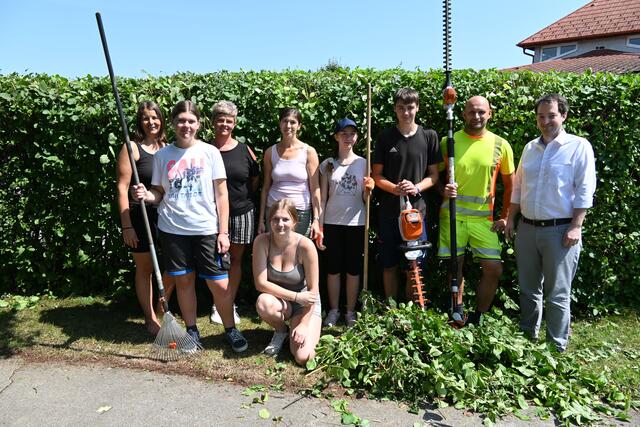  Gemeinde-Team mit den Ferialarbeitern: Vlnr: Beate Jandl, Selina Dobrovits, Regina Bühringer, Claudia Ledersteger, Magdalena Holzmann, Christian Dammerer, Christian Zehetgruber, Bgm. Markus Burgstaller, vorne hockend: Anna Prüller | Foto: Gemeinde