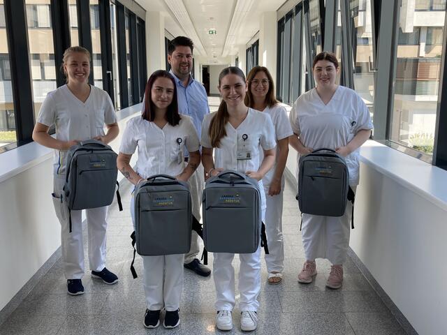 Bianca Leithner, Laura Bogner, Julia Lengyel und Marina Zenger (1. Reihe v.l.) mit Pflegedirektor Christian Pleil und Pflegedirektor-Stellvertreterin Bereichsleitung Gisela Reiskopf. | Foto: Landesklinikum Mistelbach-Gänserndorf