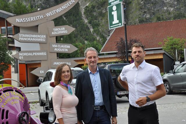 Bezirkssprecherin Dorothea Schumacher, Nationalrat Hannes Weratschnig und Klubobmann Gebi Mair zum Fernpass-Paket der Landesregierung. | Foto: Dorn