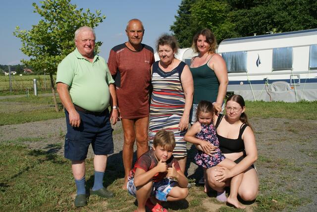 Von links: Alex Schweizer, Sepp und Gattin Sonja, Tochter Jennifer und die Enkelkinder Angelina, Lois und Sophia sind Dauergäste in Jennersdorf. | Foto: Anna Kaufmann