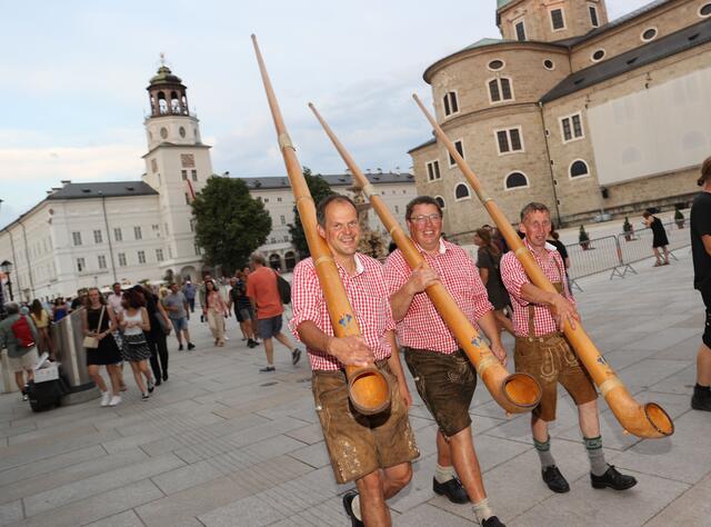 Der volle Klang durch das dreistimmige Spiel der Lessacher Alphornbläser wird Freitagabend, ab 18.30 Uhr, weithin über den Residenzplatz hörbar sein. (Archivbild 2022) | Foto: Franz Neumayr