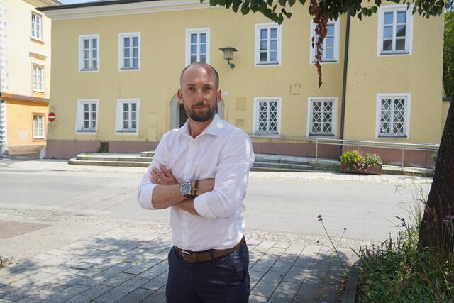 Der Bürgermeister von Neumarkt am Wallersee, David Egger-Kranzinger vor dem alten Bezirksgericht. | Foto: Emanuel Hasenauer