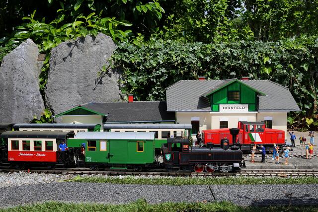 Die Freunde der Mariazellerbahn stellen am 15. August die Weichen der Modelleisenbahnen.  | Foto: privat