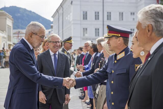 Landeshauptmann Wilfried Haslauer und Bundespräsident Alexander Van der Bellen werden am Residenzplatz empfangen. (Archivbild 2023) | Foto: Land Salzburg/Neumayr/Leopold