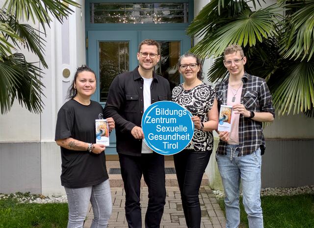 v. l. n. r.: Doruk EROGLU (Sozialarbeiterin), Thomas Lechleitner (Geschäftsführung), Gudrun Kohlegger (Verwaltung), Patrick Rosenberger (Präventionist) | Foto:  Bildungszentrum Sexuelle Gesundheit Tirol