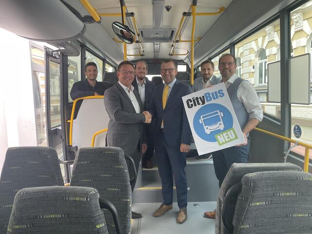 Harald Stressler (Stadtwerke), Bürgermeister Christian Haberhauer, Georg Riegler-Köttritsch, (Wirtschaftsservicestelle Amstetten), N-Bus-Geschäftsführer Anton Bichler, Jürgen Hürner (Direktor Stadtwerke) und Vizebürgermeister Markus Brandstetter.