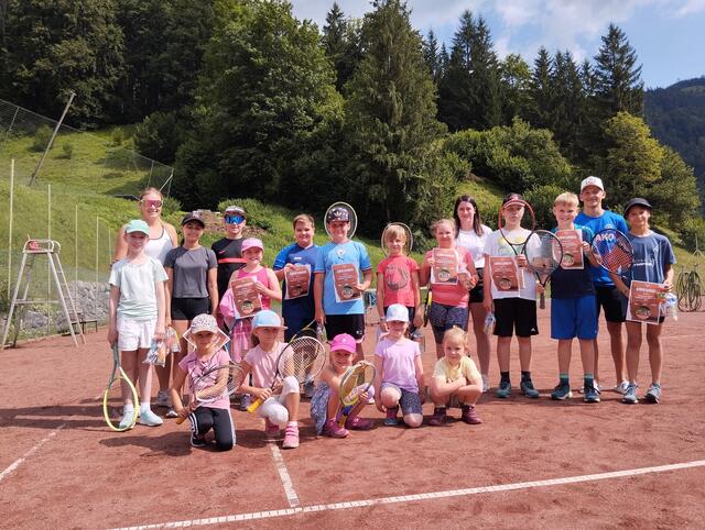 Tennis-Nachwuchs "made in Palfau": Insgesamt 20 Kinder nahmen am Kurs teil.  | Foto: Veronika Frank