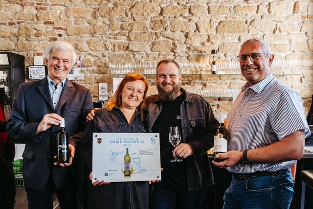 Mit ihrem Welschriesling 2023 wurde Winzerfamilie Guttmann aus Weiden am See als Sieger für den  Gemeindewein 2024 ausgezeichnet. Am Bild SPÖ-Bürgermeister Heinrich Hareter und ÖVP-Vizebürgermeister Christian Wandler | Foto: malerisch-untalentiert.at