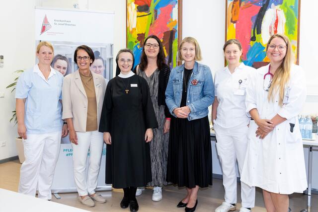 Eva Arnold, Gerlinde Bermannschlager (Pflegedirektorin Krankenhaus Braunau), Krankenhausoberin Katharina Franz, Karin Gubisch Fuhrmann (Leiterin Volksschule Braunau-Laab), Christine Haberlander, Corinna Hirzinger (Ärztliche Direktorin Krankenhaus Braunau) und Katharina Danner (v. l.). | Foto: Krankenhaus Braunau