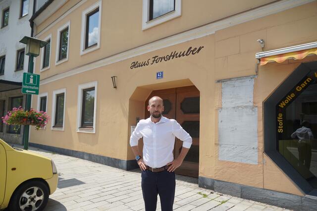 SPÖ-Bürgermeister David Egger-Kranzinger vor dem Haus Forsthuber in der Stadtgemeinde Neumarkt am Wallersee. | Foto: Emanuel Hasenauer
