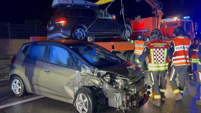 Einsatzkräfte der Feuerwehr Melk bergen ein verunfalltes Fahrzeug auf der A1 nach einem nächtlichen Auffahrunfall. | Foto: DOKU NÖ