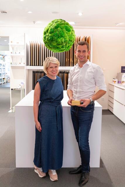 Christine Maise (Service &amp; More) mit Lukas Müllner | Foto: Johannes Flicker/Farbe&amp;Wohnen Müllner