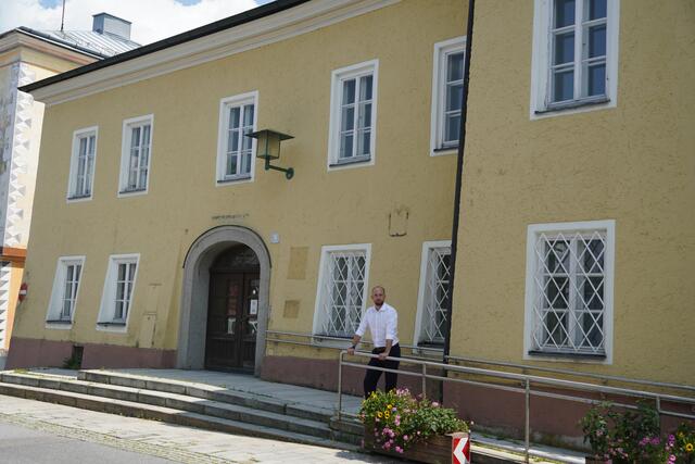 „Das ehemalige Bezirksgericht in Neumarkt am Wallersee steht seit über einem Jahr leer", erzählt Bürgermeister David Egger. | Foto: Emanuel Hasenauer