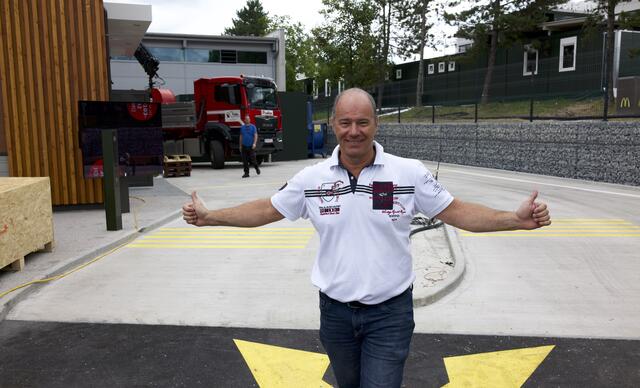 Richard Jaritz bei der Zufahrt zum Doppel-Mc Drive.