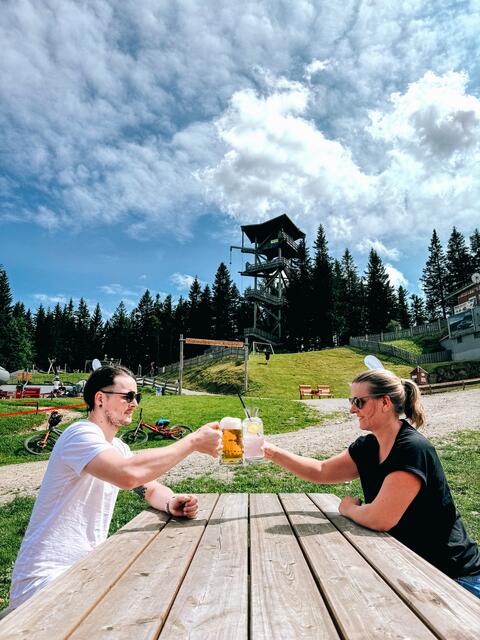 Ein Prost am Semmering mit Bier und Soda-Zitrone. | Foto: Bergbahnen