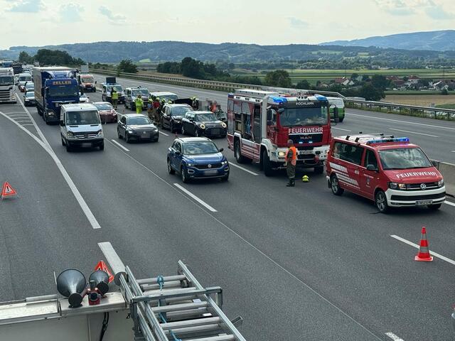 Ein über sechs Kilometer langer Rückstau bildete sich aufgrund der Sperrung mehrerer Fahrspuren nach den Unfällen. | Foto: Doku NÖ