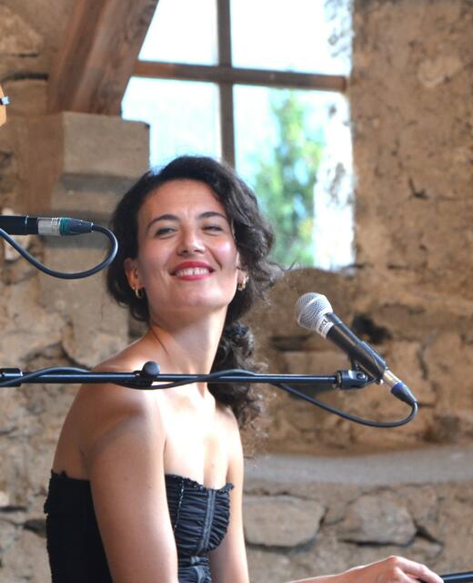 Jasmin Meiri, Percussion und Gesang