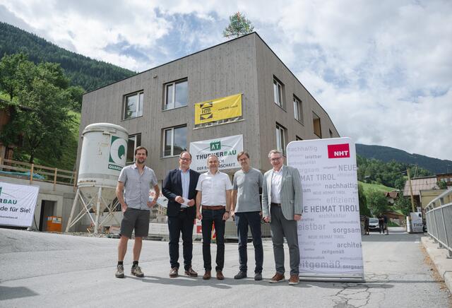 NHT-Geschäftsführer Johannes Tratter (re.) besichtigte mit Martin Ehrhart (HTB Bau), Josef Huber (AT Thurner Bau), Bürgermeister Richard Bartl und Architekt Harald Kröpfl (v.l.) das neue Zentrum. | Foto: NHT