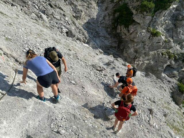 Retter der Bergrettung Saalfelden - Maria 
Alm sicherten am Donnerstag einen 25-jährigen Wanderer am Seil zur Steinalm, der auf der Tour von der Peter Wiechenthalerhütte zur Steinalm Panikattacken erlitten hatte. | Foto: Bergrettung Saalfelden