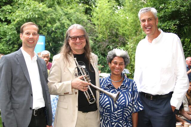 Im malerischen Park: Sparkassen-Vorstand Dir Thomas Schiendl und Dir Hannes Haid, Franz Hackl mit Gattin Rose.