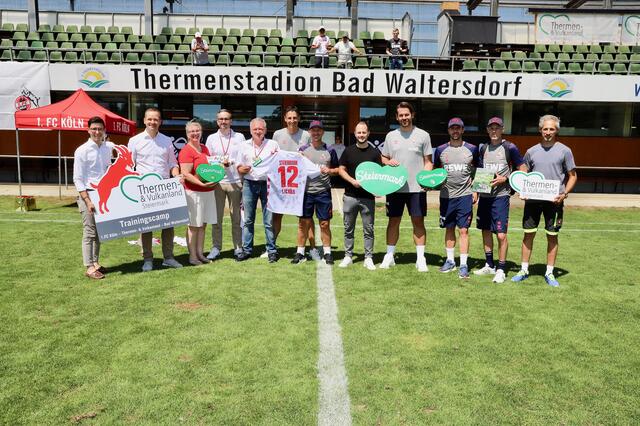 Freude bei den Vertretern der Marktgemeinde Bad Waltersdorf, der Tourismusregion und des 1. FC Köln. | Foto: Alfred Mayer
