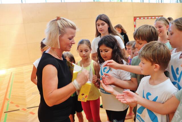 Zum Abschluss der Ferienwoche brachte GR Sabine Jakubzig ein Eis für alle. | Foto: Edith Ertl