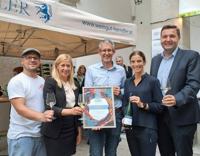 Siegerehrung für den Wein des Jahres 2023: Roland Pachner (Obmann Verein Wir Altstadt Linz), Stadträtin Doris Lang-Mayerhofer, Thomas Herndler (Weingut Herndler), LAbg. Elisabeth Manhal und Stadtrat Michael Raml. | Foto: Verein Wir Altstadt Linz