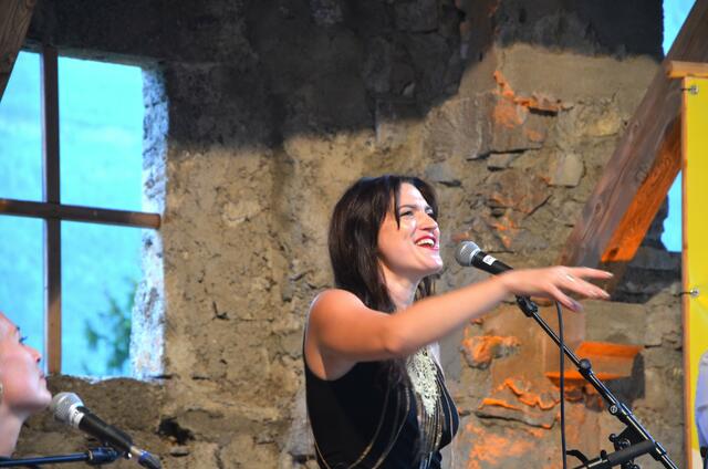 Raffaela della Gemma, Violine und Gesang