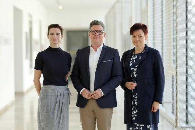 V. l.: Michaela Mayer, Grundschul- und Sonderschullehrerin, Psychologin und Erziehungswissenschaftlerin, Land OÖ, Michael Lindner und Theresia Schlöglmann, Leiterin Abteilung Kinder- und Jugendhilfe. | Foto: Land OÖ/Stinglmayr