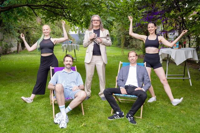 Clemens Rofner, Franz Hackl und VDir. Thomas Schiendl im malerischen Park der Sparkasse Schwaz, flankiert von Linda und Lena. (v.l.) | Foto: Sparkasse Schwaz