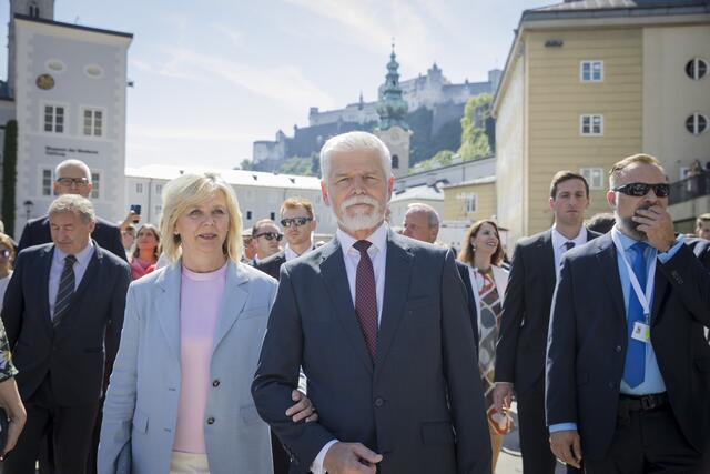 Empfang mit militärischen Ehren am Salzburger Residenzplatz und der feierlichen Eröffnung im Großen Festspielhaus. Im Bild: Präsident Petr Pavel (Tschechien) mit Gattin Eva Pavlová; | Foto: Land Salzburg/Neumayr/Leopold