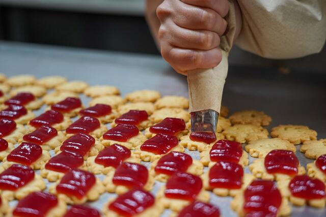 Die Kekserei produziert immer noch in Handarbeit | Foto: Kekserei Körber