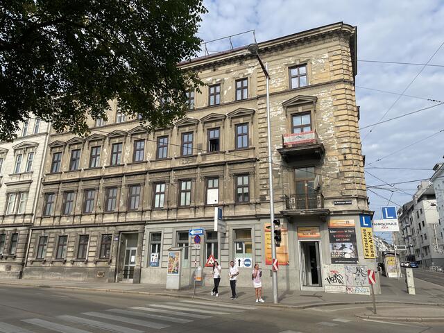 Im Gebäude leben im Moment noch fünf Mieterinnen und Mieter sowie eine Fahrschule.  | Foto: Nieschalk/MeinBezirk