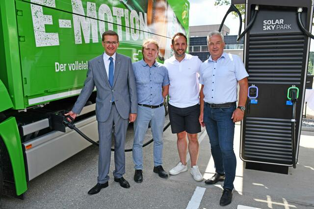 eww-Know How im Mühlviertel: Walter Kreisel: (v.l.:) Landesrat Markus Achleitner, Klaus Pichlbauer (Geschäftsführer von Innovametall), Walter Kreisel (Geschäftsführer von neoom), Markus Zeppetzauer (Bereichsleiter eww Anlagentechnik). | Foto: Erwin Pramhofer