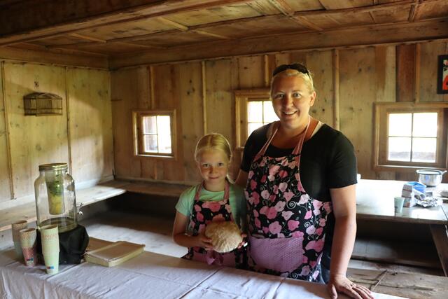 Brotbäckerin Sophia und ihre Mama Melanie versorgten die Besucherinnen und Besucher mit selbstgebackenem Kartoffelbrot.  | Foto: Nimpf