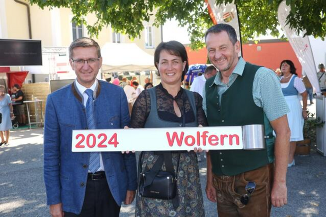 Bei der Übergabe der Messetafel in Eitzing, Landesrat Markus Achleitner, Bgm. Eitzing Margot Zahrer, und Bürgermeister Karl Mayr (v. li.). | Foto: Land OÖ