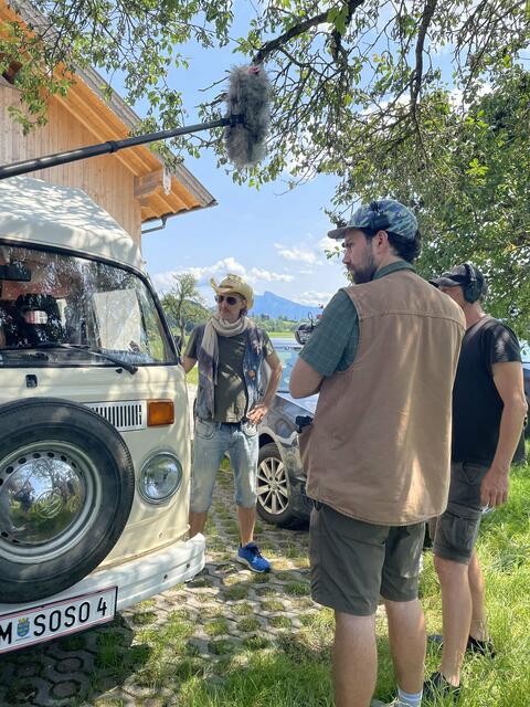 Michael Ostrowski (l.) macht mit seinem Bulli Halt am Ferienhof Ederbauer in Tiefgraben und wird gleich zum Arbeiten eingeteilt.