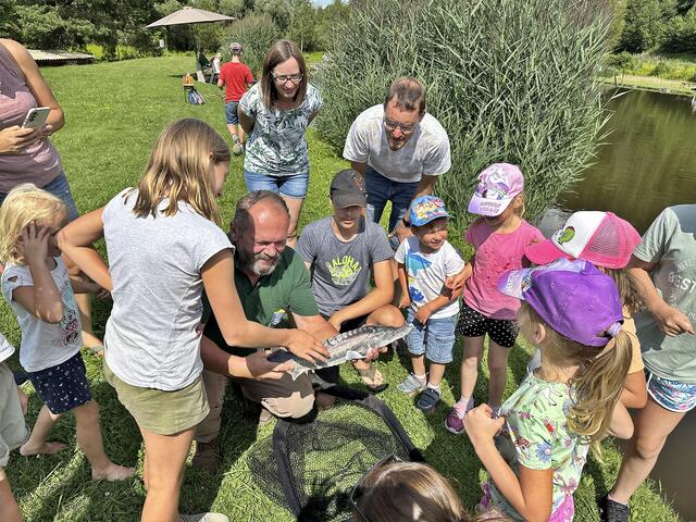 Das Karpfen-Fischen sorgte bei den Kraubather Kindern und Jugendlichen für große Augen. | Foto: Markus Oberländer
