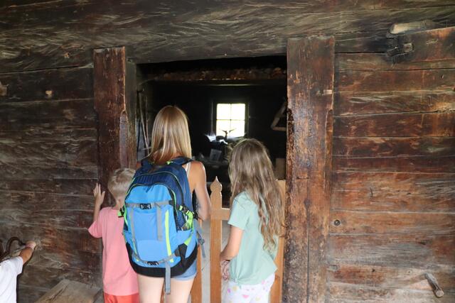Gespannt erforschten die Kinder mit ihren Eltern die Gebäude. | Foto: Nimpf