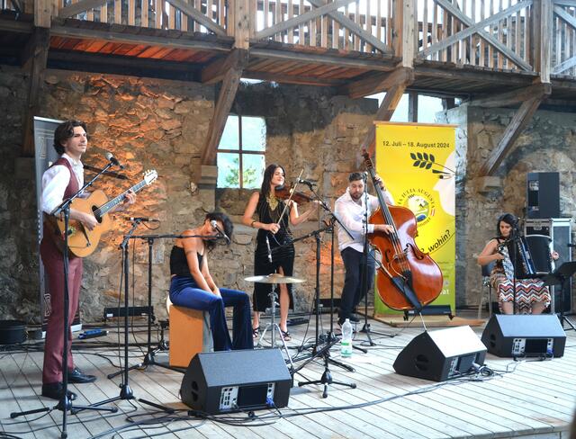 Fünf Musiker aus drei Ländern: Baba Yaga