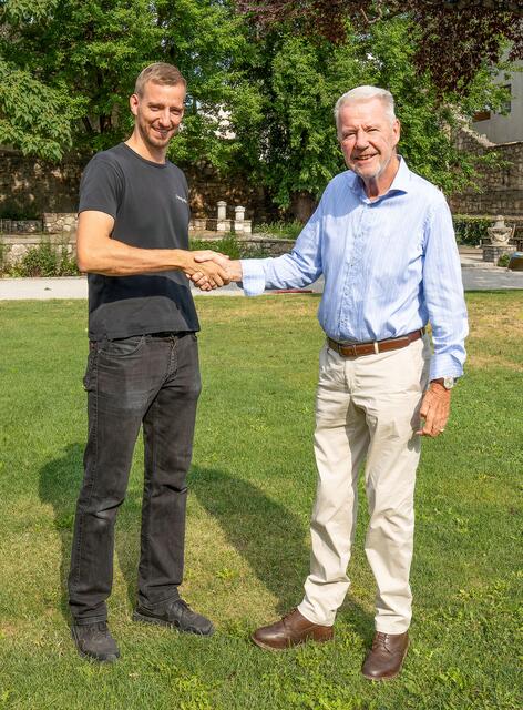 "Schanigarten"-Chef Christoph Horeischy und Bürgermeister Klaus Schneeberger. | Foto: Stadt Wiener Neustadt/Weller