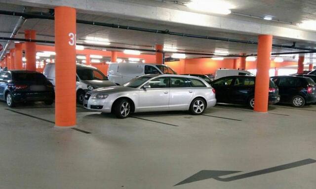 Eine Leserin wundert sich, warum man gleich drei Parkplätze für ein Auto braucht. 