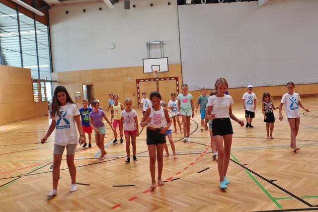 Lara (Bildmitte) hatte die Idee zum Line-Dance, und die Camp-Teilnehmer machten mit Begeisterung mit.  | Foto: Edith Ertl